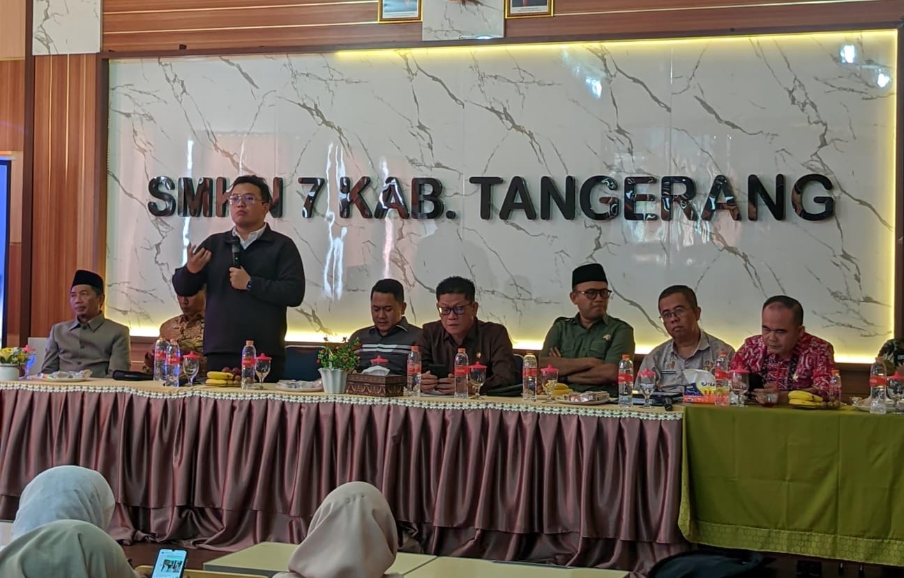 Abraham Garuda Laksono Pilih Bersepeda Saat Kunjungan Kerja ke SMKN 7 Kabupaten Tangerang