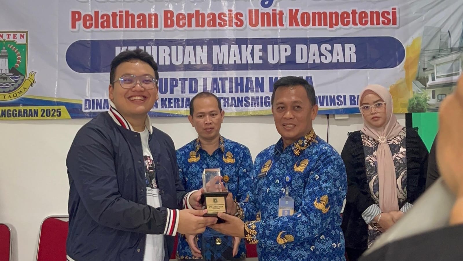 Abraham dan Disnakertrans Banten Tingkatkan Peluang Usaha Perempuan Muda Melalui Pelatihan Kecantikan