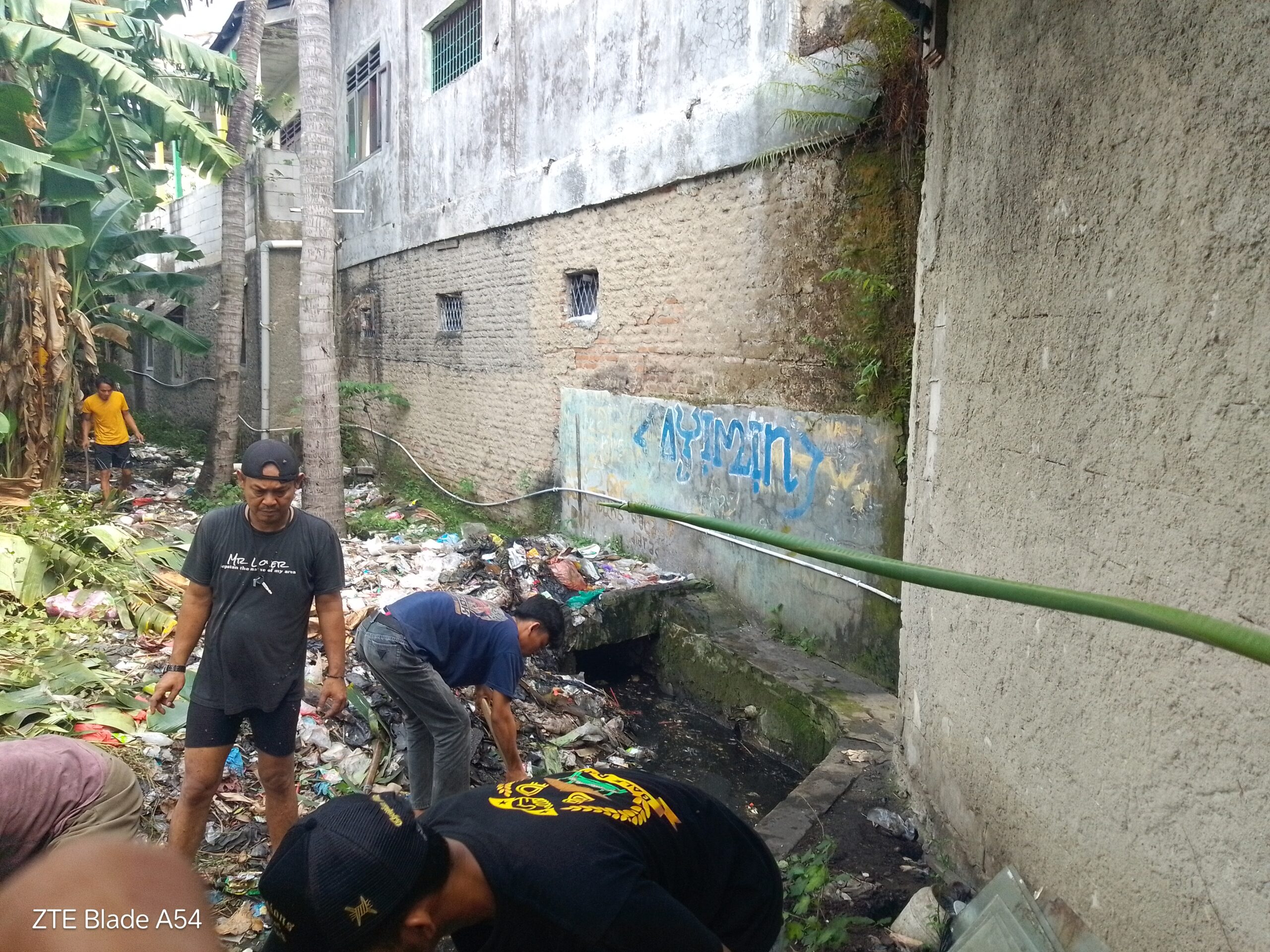 Antusias Warga Pondok Jaya, Bersihkan Solokan Pembuang Air Rumah Tangga