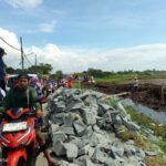 Macet Parah Akibat Bahan Material Proyek Pembangunan Sungai di Bahu Jalan Desa Sangiang
