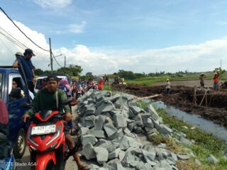 Macet Parah Akibat Bahan Material Proyek Pembangunan Sungai di Bahu Jalan Desa Sangiang