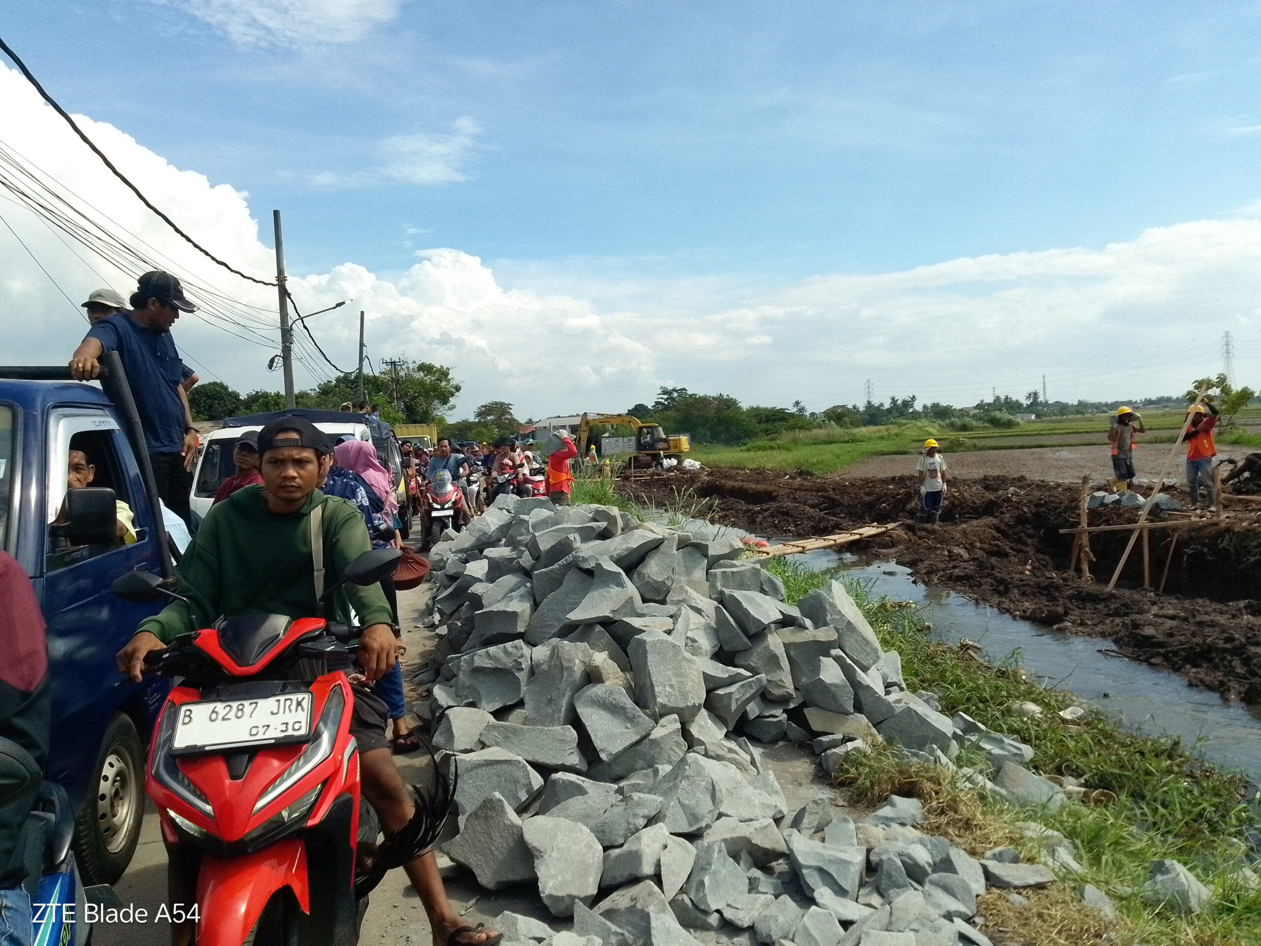 Macet Parah Akibat Bahan Material Proyek Pembangunan Sungai di Bahu Jalan Desa Sangiang