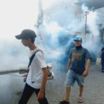 Cegah DBD Rahmat Iskandar Calon Ketua Karang Taruna Kebon Besar Melakukan Fogging