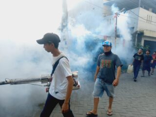 Cegah DBD Rahmat Iskandar Calon Ketua Karang Taruna Kebon Besar Melakukan Fogging